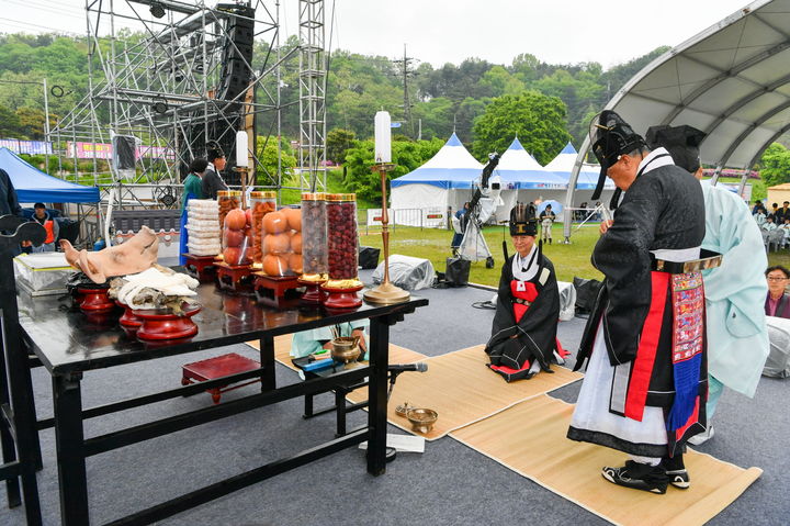 [영주=뉴시스] '2025 영주 한국선비문화축제'에서 고유제가 열리고 있다. (사진=영주시 제공) 2025.05.03. photo@newsis.com *재판매 및 DB 금지