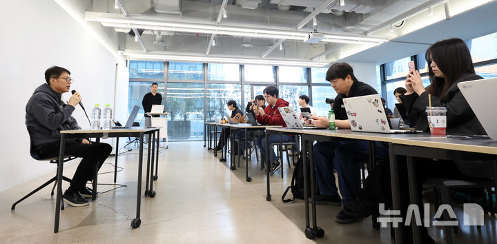 [성남=뉴시스] 추상철 기자 = 김석환 위믹스 재단 대표가 3일 오전 경기 성남시 판교 테크원타워에서 열린 '국내 가상자산 거래소의 위믹스 상장폐지 결정'과 관련 긴급 기자간담회에서 발언하고 있다. 2025.05.03. scchoo@newsis.com