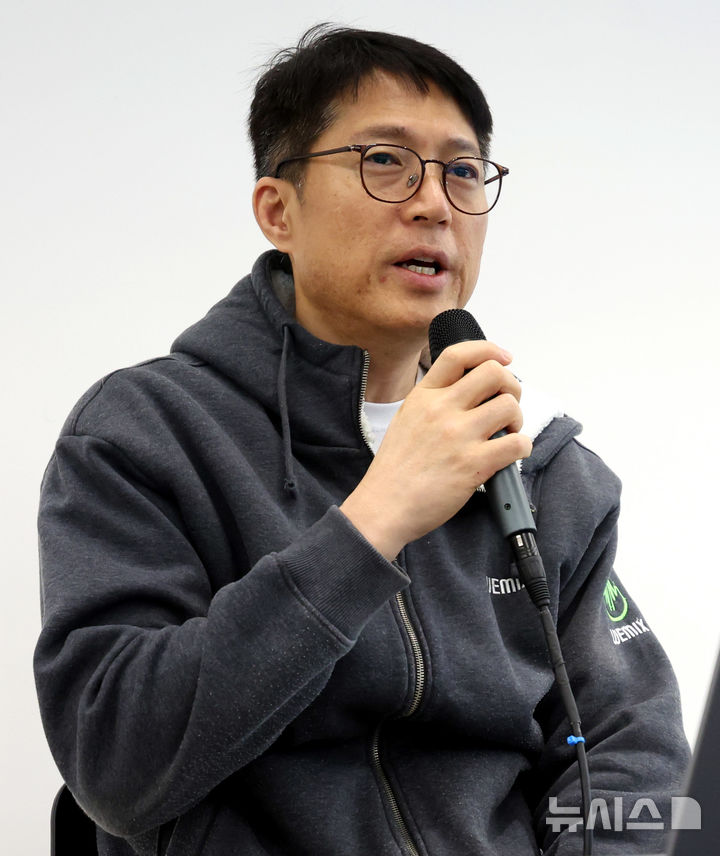 [성남=뉴시스] 추상철 기자 = 김석환 위믹스 재단 대표가 3일 오전 경기 성남시 판교 테크원타워에서 열린 '국내 가상자산 거래소의 위믹스 상장폐지 결정'과 관련 긴급 기자간담회에서 발언하고 있다. 2025.05.03. scchoo@newsis.com