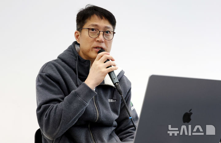 [성남=뉴시스] 추상철 기자 = 김석환 위믹스 재단 대표가 3일 오전 경기 성남시 판교 테크원타워에서 열린 '국내 가상자산 거래소의 위믹스 상장폐지 결정'과 관련 긴급 기자간담회에서 발언하고 있다. 2025.05.03. scchoo@newsis.com