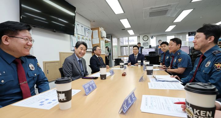 [서울=뉴시스] 최진석 기자 = 이주호 대통령 권한대행 부총리 겸 교육부 장관이 3일 서울 광진경찰서 화양지구대를 방문해 연휴기간 대비 치안 대책을 청취하고 있다. (사진=교육부 제공) 2025.05.03. photo@newsis.com *재판매 및 DB 금지