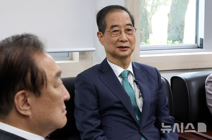 [서울=뉴시스] 추상철 기자 = 대선 출마를 선언한 한덕수 전 국무총리가 3일 오후 서울 영등포구 여의도 국회 헌정기념관에서 정대철 헌정회장을 예방하고 있다. 2025.05.03. scchoo@newsis.com