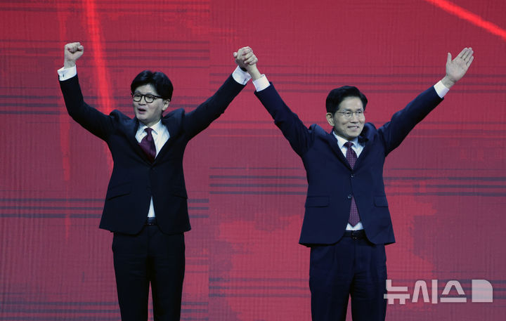 [고양=뉴시스] 고승민 기자 = 3일 경기 고양 킨텍스에서 열린 국민의힘 대선 후보 선출 전당대회에서 김문수(가나다순), 한동훈 후보가 인사를 하고 있다. 2025.05.03. kkssmm99@newsis.com