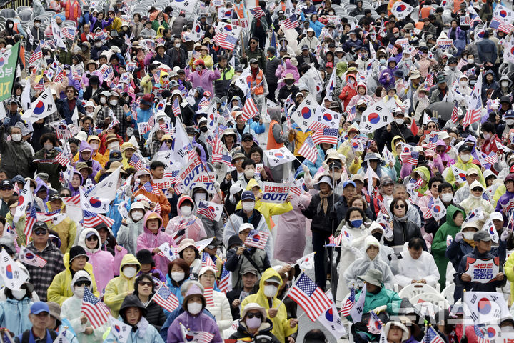 [서울=뉴시스] 최동준 기자 = 자유통일당이 3일 서울 광화문에서 '반국가세력법치농단OUT' 집회를 열고 윤석열 전 대통령 탄핵 무효 등을 촉구하고 있다. 2025.05.03. photocdj@newsis.com