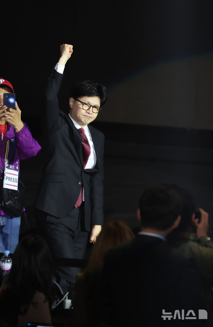 [고양=뉴시스] 고승민 기자 = 3일 경기 고양 킨텍스에서 열린 국민의힘 대선 후보 선출 전당대회에서 한동훈 후보가 입장하고 있다. 2025.05.03. kkssmm99@newsis.com