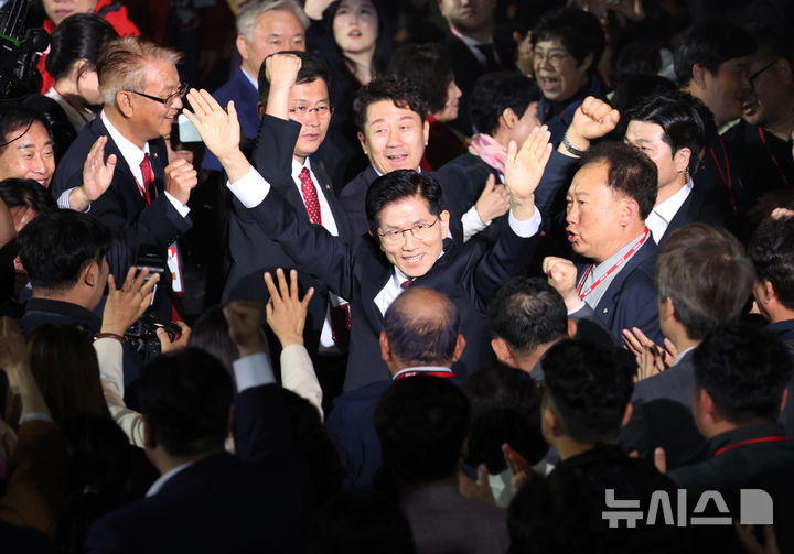 [고양=뉴시스] 고승민 기자 = 3일 경기 고양 킨텍스에서 열린 국민의힘 대선 후보 선출 전당대회에서 김문수 후보가 입장하고 있다. 2025.05.03. kkssmm99@newsis.com