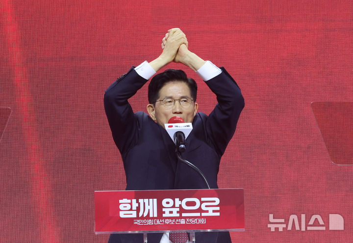 [고양=뉴시스] 고승민 기자 = 3일 경기 고양 킨텍스에서 열린 국민의힘 대선 후보 선출 전당대회에서 대선 후보로 선출된 김문수 후보가 수락연설을 하고 있다. (공동취재) 2025.05.03. photo@newsis.com