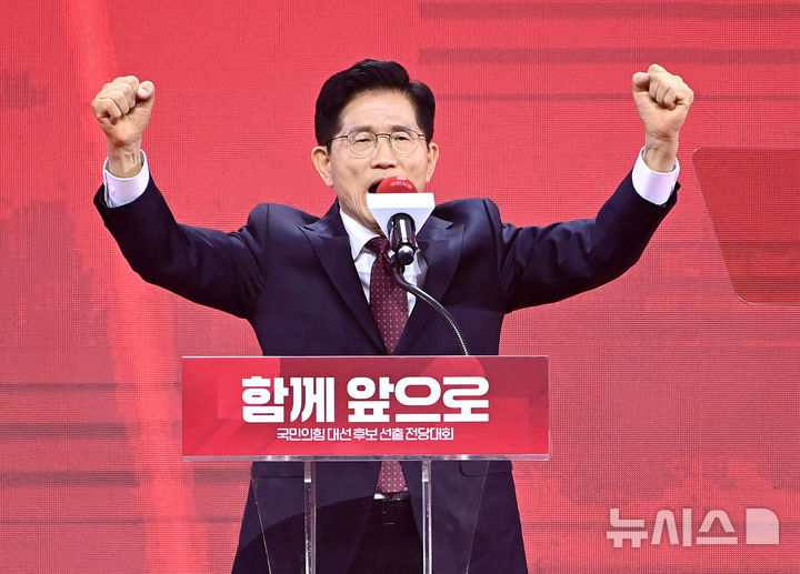 [고양=뉴시스] 고승민 기자 = 3일 경기 고양 킨텍스에서 열린 국민의힘 대선 후보 선출 전당대회에서 대선 후보로 선출된 김문수 후보가 수락연설을 하고 있다. (공동취재) 2025.05.03. photo@newsis.com