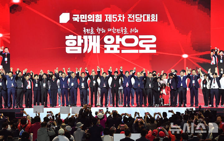 [고양=뉴시스] 국회사진기자단 = 국민의힘 대선 후보로 선출된 김문수 후보가 3일 경기 고양 킨텍스에서 열린 국민의힘 대선 후보 선출 전당대회에서 권영세 비대위원장, 권성동 원내대표 등 참석자와 기념촬영을 하고 있다. 2025.05.03. photo@newsis.com