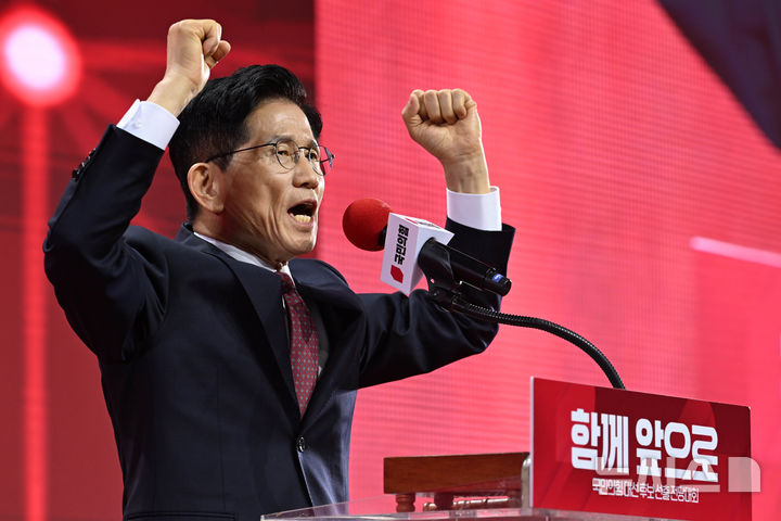 [고양=뉴시스] 고승민 기자 = 3일 경기 고양 킨텍스에서 열린 국민의힘 대선 후보 선출 전당대회에서 최종 후보로 선출된 김문수 후보가 수락연설을 하고 있다. (공동취재) 2025.05.03. photo@newsis.com