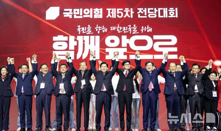 [고양=뉴시스] 고승민 기자 = 김문수 국민의힘 대선후보가 3일 오후 경기 고양시 킨텍스에서 열린 21대 대통령선거 후보자 선출을 위한 제5차 전당대회에서 대선후보로 선출된 가운데 당직자들과 인사하고 있다. (공동취재) 2025.05.03. photo@newsis.com