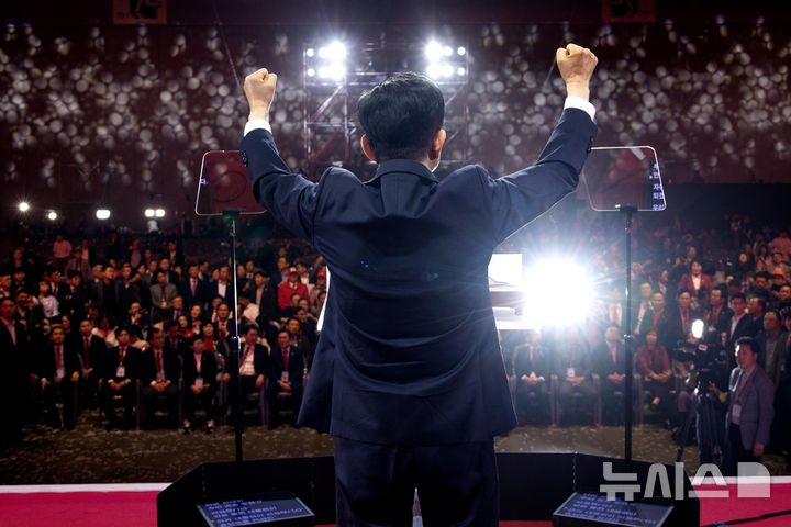 [고양=뉴시스] 고승민 기자 = 김문수 국민의힘 대선후보가 3일 오후 경기 고양시 킨텍스에서 열린 21대 대통령선거 후보자 선출을 위한 제5차 전당대회에서 대선후보로 선출된 뒤 두손을 들어 환호하고 있다. (공동취재) 2025.05.03. photo@newsis.com