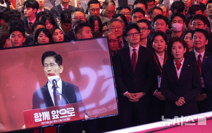 김문수 국민의힘 대선후보가 3일 오후 경기 고양시 킨텍스에서 열린 21대 대통령선거 후보자 선출을 위한 제5차 전당대회에서 대선후보로 선출된 뒤 후보수락연설을 하는 모습을 한동훈, 양향자, 나경원, 안철수 경선후보들이 지켜보고 있다. (공동취재) 2025.05.03. photo@newsis.com