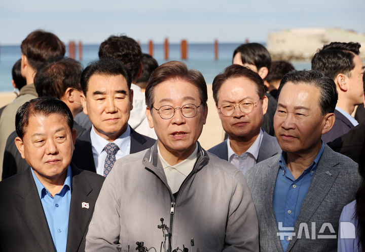 [삼척=뉴시스] 조성우 기자 = 민심을 청취하는 '경청 투어'에 나선 이재명 더불어민주당 대선후보가 3일 강원도 삼척시 삼척해수욕장 인근에서 주민과 관광객들을 만난 뒤 백브리핑을 하고 있다. 2025.05.03. xconfind@newsis.com