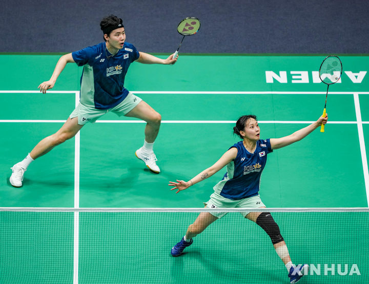 [샤먼=신화/뉴시스] 서승재-채유정이 3일(현지 시간) 중국 푸젠성 샤먼에서 열린 2025 세계배드민턴연맹(BWF) 수디르만컵 인도네시아와의 준결승 혼합 복식 1경기에서 데얀 페르디난시아-시티 파디아 실바 라마단티 조와 경기하고 있다. 서승재-채유정이 2-0(21-10 21-15)으로 이긴 한국이 매치 스코어 3-2로 승리하며 결승에 올라 일본을 3-0으로 완파한 중국과 패권을 다툰다. 2025.05.04.