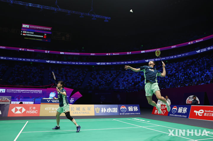 [샤먼=신화/뉴시스] 서승재-채유정이 3일(현지 시간) 중국 푸젠성 샤먼에서 열린 2025 세계배드민턴연맹(BWF) 수디르만컵 인도네시아와의 준결승 혼합 복식 1경기에서 데얀 페르디난시아-시티 파디아 실바 라마단티 조와 경기하고 있다. 서승재-채유정이 2-0(21-10 21-15)으로 이긴 한국이 매치 스코어 3-2로 승리하며 결승에 올라 일본을 3-0으로 완파한 중국과 패권을 다툰다. 2025.05.04.