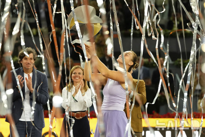 [마드리드=AP/뉴시스] 아리나 사발렌카(1위·벨라루스)가 3일(현지 시간) 스페인 마드리드에서 열린 여자프로테니스(WTA) 마드리드오픈(WTA1000) 단식 정상에 올라 트로피를 들고 포즈를 취하고 있다. 사발렌카는 결승에서 코코 고프(4위·미국)를 2-0(6-3 7-6)으로 완파하고 이 대회 3번째 우승을 차지했다. 2025.05.04.&nbsp; 