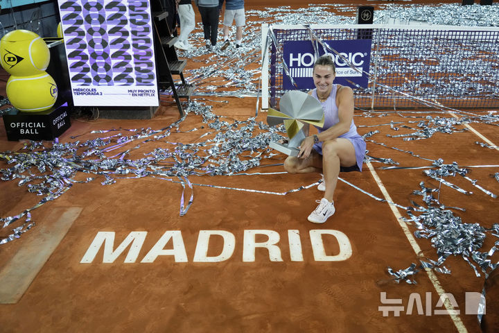 [마드리드=AP/뉴시스] 아리나 사발렌카(1위·벨라루스)가 3일(현지 시간) 스페인 마드리드에서 열린 여자프로테니스(WTA) 마드리드오픈(WTA1000) 단식 정상에 올라 트로피를 들고 포즈를 취하고 있다. 사발렌카는 결승에서 코코 고프(4위·미국)를 2-0(6-3 7-6)으로 완파하고 이 대회 3번째 우승을 차지했다. 2025.05.04.&nbsp; 