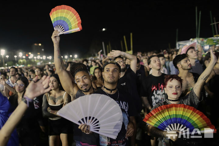 [리우데자네이루=AP/뉴시스] 2025년 5월 3일 토요일, 팬들이 리우데자네이루 코파카바나 해변에서 레이디 가가의 무료 공연을 보며 환호하고 있다. 2025.05.06