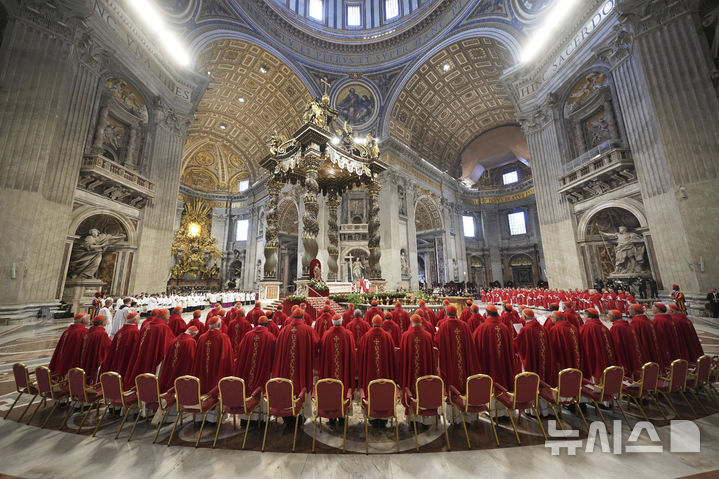 [바티칸시티=AP/뉴시스] 지난달 30일(현지 시간) 바티칸의 성 베드로 대성당에서 프란치스코 교황의 추모 미사에 참석한 추기경들의 모습. 2025.05.06