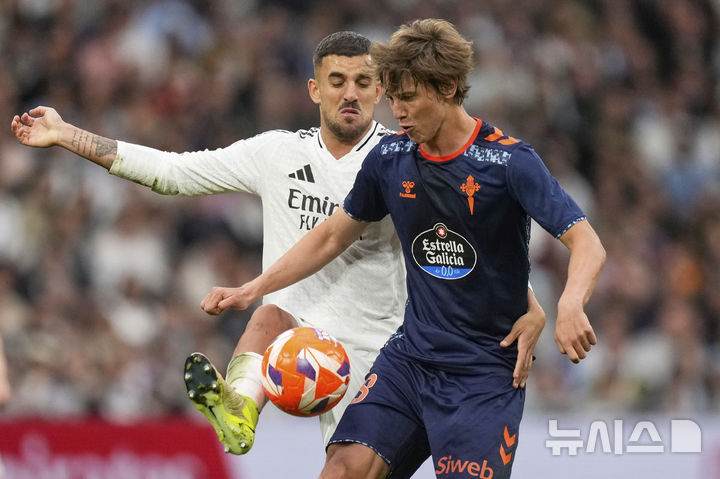 [마드리드=AP/뉴시스] 잉글랜드 프로축구 프리미어리그(EPL) 울버햄튼에 입단한 페르 로페스(오른쪽). 2025.05.04.