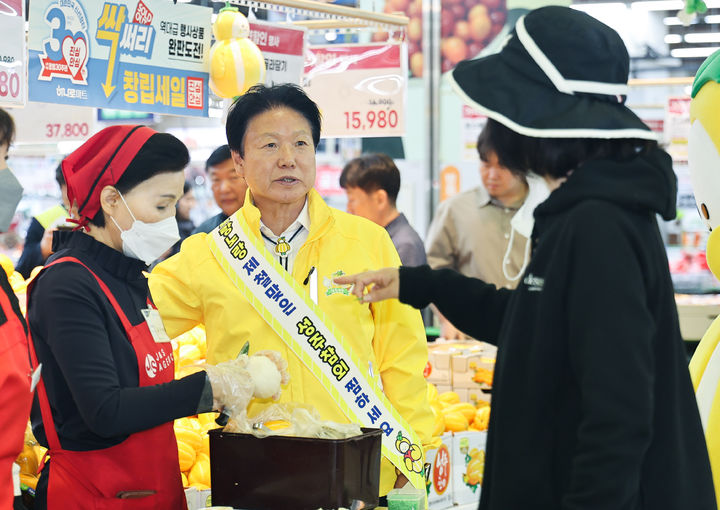 [성주=뉴시스] 이병환 군수가 농협하나로마트 양재점에서 참외 판촉행사를 하고 있다. (사진=성주군 제공) 2025.05.04 photo@newsis.com&nbsp; *재판매 및 DB 금지
