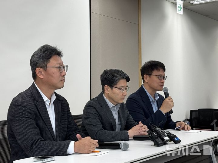 [서울=뉴시스] SK텔레콤이 4일 서울시 중구에 위치한 삼화빌딩에서 해킹 사고 이후 수습 상황에 대해 설명하는 브리핑을 열었다. (왼쪽부터)김희섭 PR센터장, 임봉호 MNO사업부장, 류정환 네트워크인프라센터장. (사진=심지혜 기자)