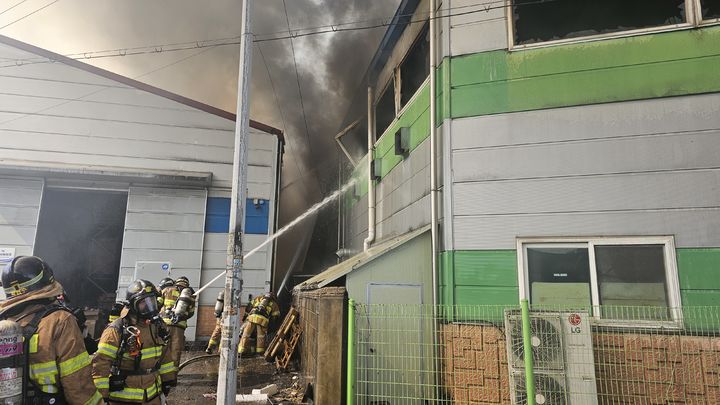 [군포=뉴시스] 화재 현장. (사진=경기도소방재난본부 제공) 2025.05.04. photo@newsis.com *재판매 및 DB 금지