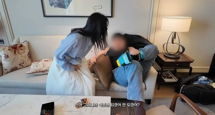 [서울=뉴시스] 오윤아(왼쪽), 아들 송민 군. (사진=유튜브 채널 'Oh!윤아' 캡처) 2025.05.04. photo@newsis.com *재판매 및 DB 금지