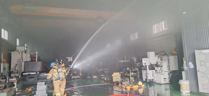 [대구=뉴시스] 3일 오후 2시49분께 대구 북구 노원동의 한 자동차 부품 공장에서 불이 났다. (사진=대구소방안전본부 제공) 2025.05.04. photo@newsis.com *재판매 및 DB 금지