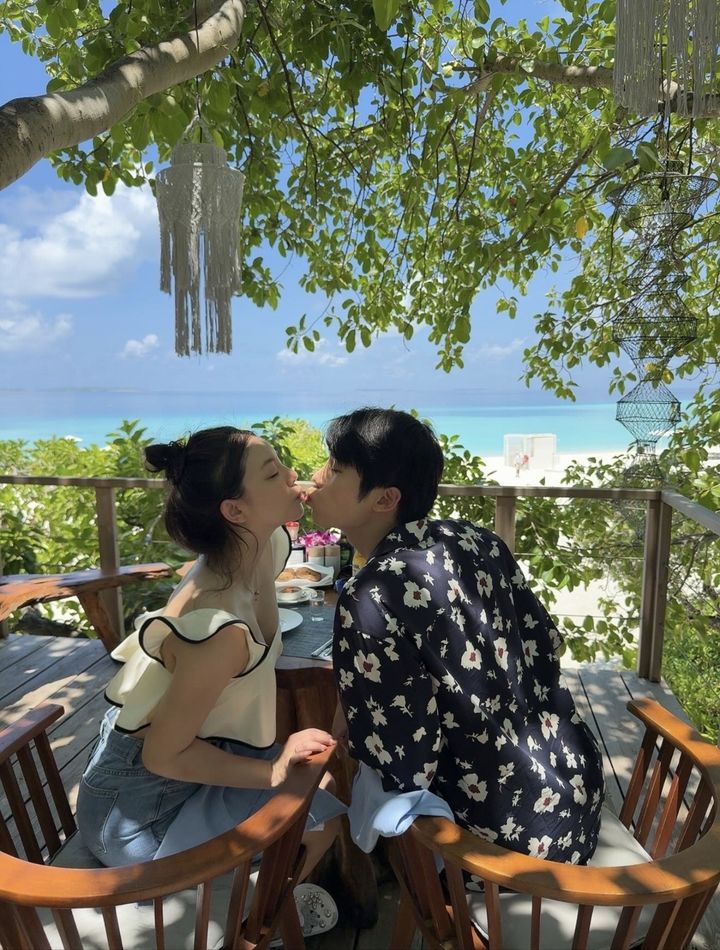 [서울=뉴시스] 에일리(왼쪽), 최시훈. (사진=에일리 인스타그램 캡처) 2025.05.04. photo@newsis.com *재판매 및 DB 금지