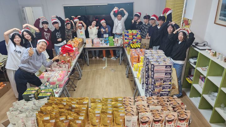[광주=뉴시스] 지역 교육가족으로 구성된 온정나눔봉사단이 가정의 달을 맞아 외로운 이웃에게 전달할 선물을 준비하고 있다. (사진=온정나눔봉사단) 2025.05.04. photo@newsis.com *재판매 및 DB 금지