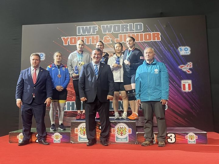 [서울=뉴시스] 2025 세계주니어역도선수권대회 여자 76㎏급에서 합계 225㎏로 동메달을 수확한 전희수.(윗줄 오른쪽 2번째). (사진=대한역도연맹 제공) *재판매 및 DB 금지