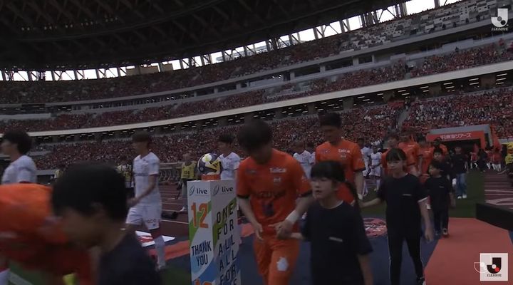 [서울=뉴시스]3일 일본 도쿄 국립경기장에서 열린 일본 프로축구 J리그1 시미즈 S-펄스와 나고야 그램퍼스의 대결에 5만 2847명이 입장했다. (사진 = J리그 유튜브 캡처)