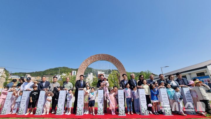 [청주=뉴시스] 충북 청주시와 청주시문화산업진흥재단은 4일 동부창고 일대에서 문화도시조성사업 '아카이브 시티 프로젝트' 기념식을 열었다. (사진=청주문화재단 제공) 2025.05.04. photo@newsis.com