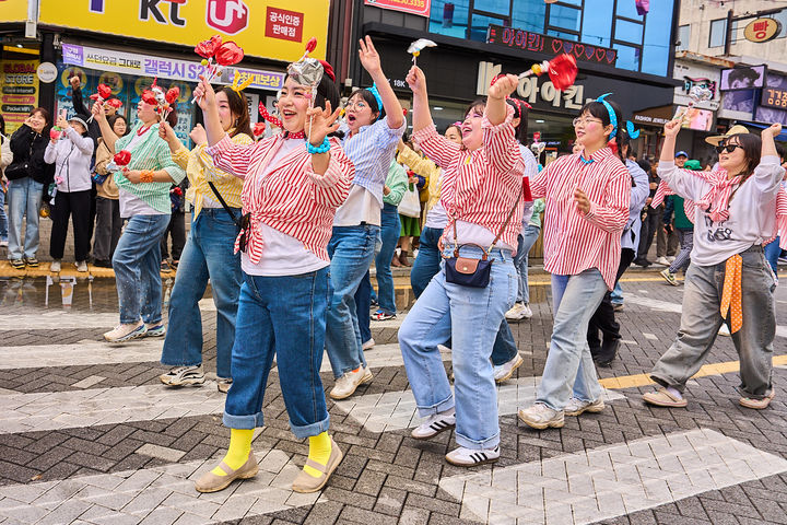 [남원=뉴시스] 김종효 기자 = '제95회 춘향제'가 펼쳐지고 있는 지난 3일 남원 광한루원 일원에서 시민과 관광객 참여 대표 프로그램인 '발광난장 대동길놀이'가 펼쳐지고 있다. 퍼레이드에 참여한 시민들이 흥겨운 표정으로 춤추며 행진하고 있다. (사진=남원시 제공) 2025.05.04. photo@newsis.com *재판매 및 DB 금지