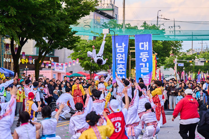 [남원=뉴시스] 김종효 기자 = '제95회 춘향제'가 펼쳐지고 있는 지난 3일 남원 광한루원 일원에서 시민과 관광객 참여 대표 프로그램인 '발광난장 대동길놀이'가 펼쳐지고 있다. 퍼레이드에 참여한 시민들이 흥겨운 표정으로 춤추며 행진하고 있다. (사진=남원시 제공) 2025.05.04. photo@newsis.com *재판매 및 DB 금지