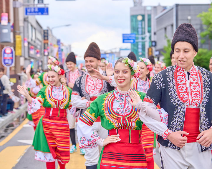 [남원=뉴시스] 김종효 기자 = '제95회 춘향제'가 펼쳐지고 있는 지난 3일 남원 광한루원 일원에서 시민과 관광객 참여 대표 프로그램인 '발광난장 대동길놀이'가 펼쳐지고 있다. 춘향제 개막 때부터 자국의 민속춤과 음악 등을 선보였던 불가리아팀이 퍼레이드에 함께하고 있다. (사진=남원시 제공) 2025.05.04. photo@newsis.com *재판매 및 DB 금지