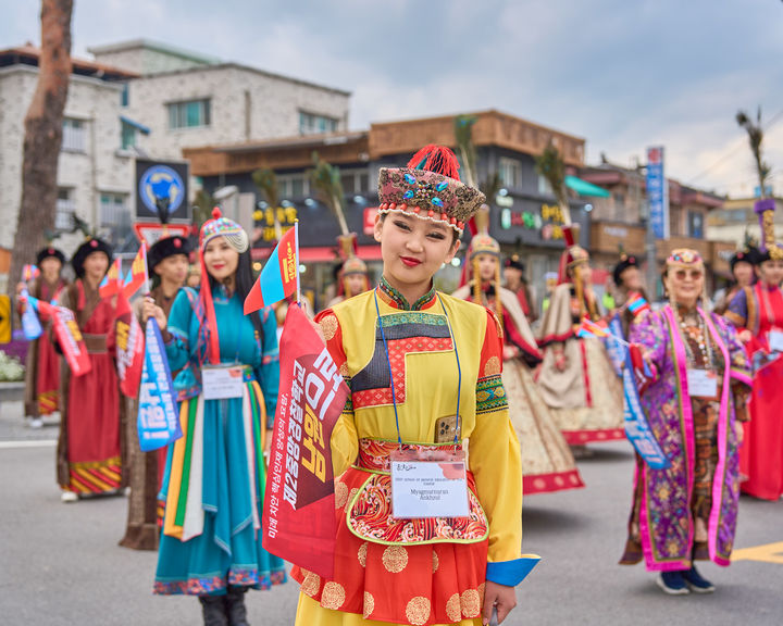 [남원=뉴시스] 김종효 기자 = '제95회 춘향제'가 펼쳐지고 있는 지난 3일 남원 광한루원 일원에서 시민과 관광객 참여 대표 프로그램인 '발광난장 대동길놀이'가 펼쳐지고 있다. 남원시의 국제문화교류로 초청된 몽골 울란바트로 ‘오랑헬헤 어린이 공연단’이 퍼레이드에 참가하고 있다. (사진=남원시 제공) 2025.05.04. photo@newsis.com *재판매 및 DB 금지