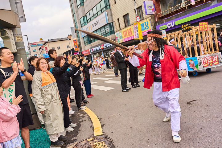 [남원=뉴시스] 김종효 기자 = '제95회 춘향제'가 펼쳐지고 있는 지난 3일 남원 광한루원 일원에서 시민과 관광객 참여 대표 프로그램인 '발광난장 대동길놀이'가 펼쳐지고 있다. 망나니 분장을 한 산동면팀 참가자가 시민들을 놀리며 지나가고 있다. (사진=남원시 제공) 2025.05.04. photo@newsis.com *재판매 및 DB 금지