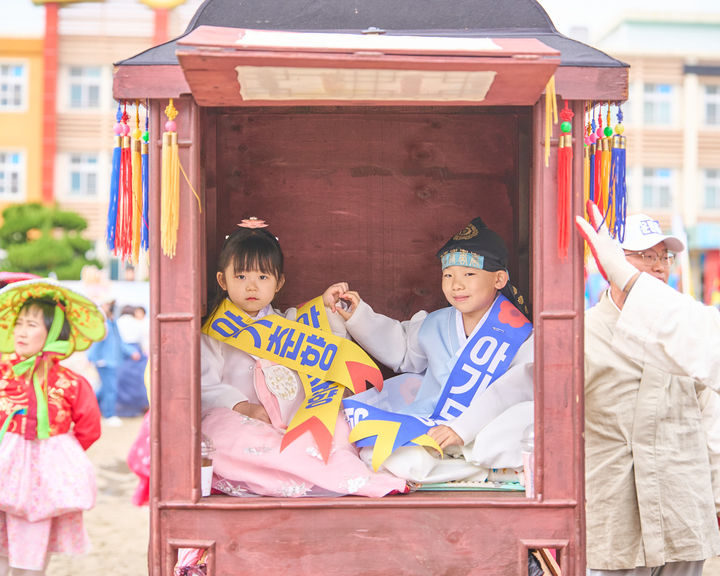 [남원=뉴시스] 김종효 기자 = '제95회 춘향제'가 펼쳐지고 있는 지난 3일 남원 광한루원 일원에서 시민과 관광객 참여 대표 프로그램인 '발광난장 대동길놀이'가 펼쳐지고 있다. 아기춘향과 아기 몽룡이 가마를 탄 모습이다. (사진=남원시 제공) 2025.05.04. photo@newsis.com *재판매 및 DB 금지