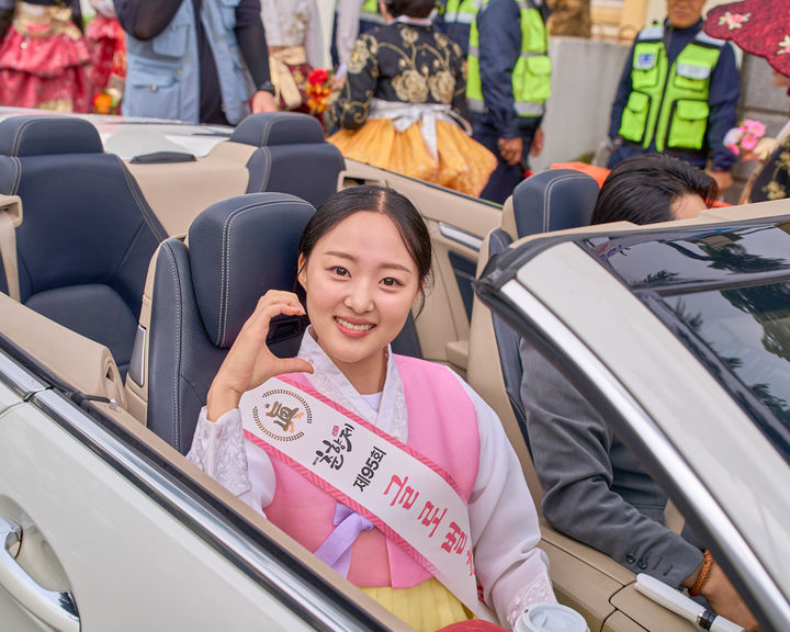 [남원=뉴시스] 김종효 기자 = '제95회 춘향제'가 펼쳐지고 있는 지난 3일 남원 광한루원 일원에서 시민과 관광객 참여 대표 프로그램인 '발광난장 대동길놀이'가 펼쳐지고 있다. 올해 춘향제 글로벌춘향 眞으로 선발된 김도연 양이 퍼레이드카에서 미소를 짓고 있다. (사진=남원시 제공) 2025.05.04. photo@newsis.com&nbsp; *재판매 및 DB 금지