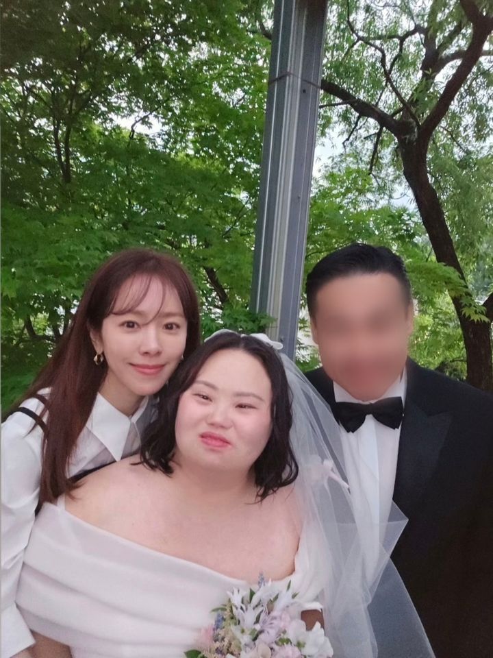 [서울=뉴시스] 배우 한지민이 정은혜의 결혼식 현장 사진을 공개했다. (사진=한지민 인스타그램 캡처) 2025.05.04. photo@newsis.com *재판매 및 DB 금지