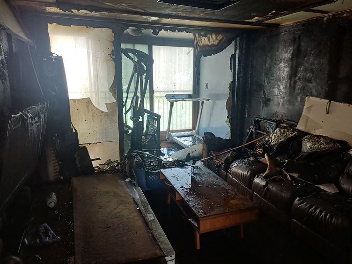 [서산=뉴시스] 4일 오후 1시43분께 충남 서산시 인지면의 한 13층짜리 아파트 8층에서 불이 나 거실 내부를 태운 모습. (사진=서산소방서 제공) 2025.05.04. photo@newsis.com&nbsp; *재판매 및 DB 금지