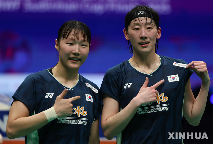 [샤먼=신화/뉴시스] 백하나-이소희가 3일(현지 시간) 중국 푸젠성 샤먼에서 열린 2025 세계배드민턴연맹(BWF) 수디르만컵 인도네시아와의 준결승 여자 복식 5경기에서 아말리아 차하야 프라티위-시티 파디아 실바 라마단티 조를 꺾은 후 포즈를 취하고 있다. 백하나-이소희가 2-1(21-10 18-21 21-15)로 승리한 한국이 매치 스코어 3-2로 승리하며 결승에 올라 일본을 3-0으로 완파한 중국과 패권을 다툰다. 2025.05.04.