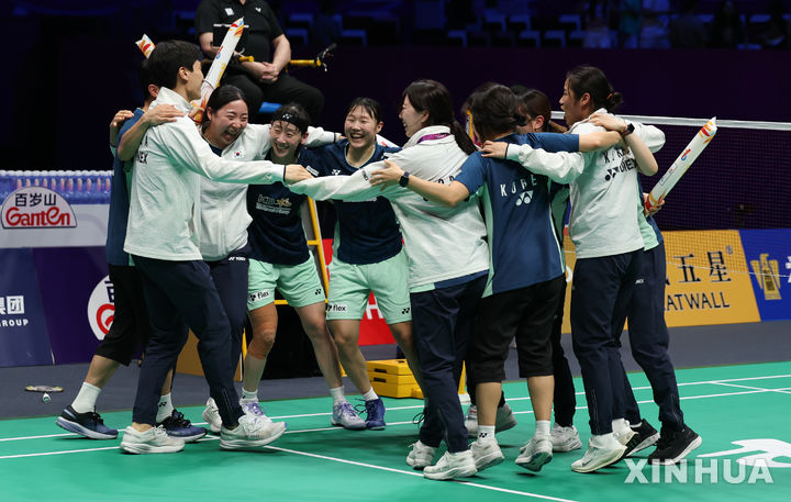 [샤먼=신화/뉴시스] 한국 선수들이 3일(현지 시간) 중국 푸젠성 샤먼에서 열린 2025 세계배드민턴연맹(BWF) 수디르만컵 준결승에서 인도네시아를 꺾은 후 환호하고 있다. 한국은 매치 스코어 2-2 상황에서 여자 복식 5경기에 나선 백하나-이소희가 2-1(21-10 18-21 21-15)로 승리하며 결승에 올라 일본을 3-0으로 완파한 중국과 패권을 다툰다. 2025.05.04.