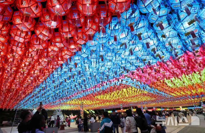 [부산=뉴시스] 하경민 기자 = 불기 2569년 부처님 오신 날을 앞둔 3일 밤 부산 부산진구 삼광사를 찾은 불자와 관광객들이 환하게 불을 밝힌 7만개의 연등을 구경하고 있다. 2025.05.04. yulnetphoto@newsis.com