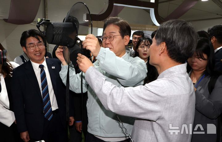 [영주=뉴시스] 조성봉 기자 = 민심을 청취하는 '경청 투어'에 나선 이재명 더불어민주당 대선후보가 4일 경북 영주 문정둔치에서 열린 한국선비문화축제 현장에서 갓을 살펴보고 있다. .2025.05.04. suncho21@newsis.com