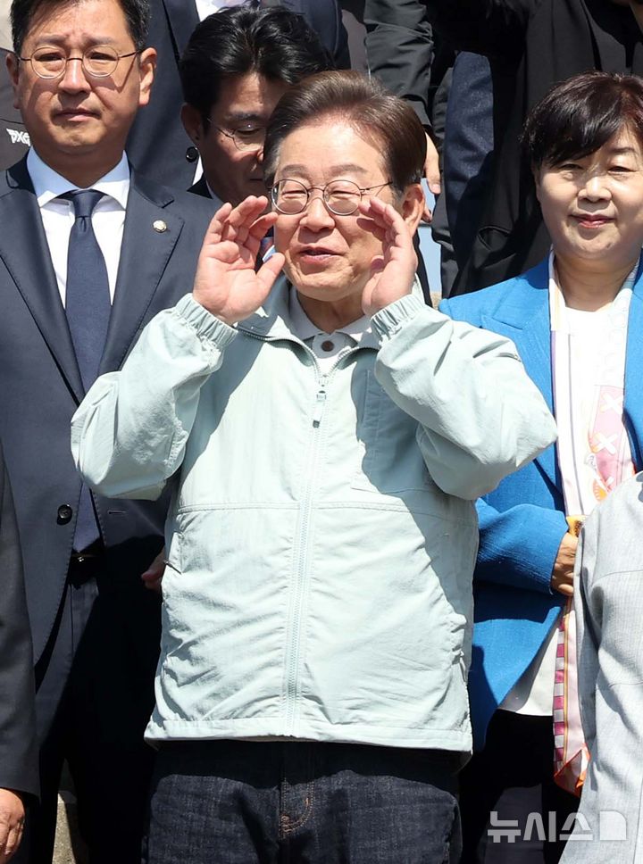 [영주=뉴시스] 조성봉 기자 = 민심을 청취하는 '경청 투어'에 나선 이재명 더불어민주당 대선후보가 4일 경북 영주 문정둔치에서 열린 한국선비문화축제 현장에서 시민들에게 인사말을 하고 있다. .2025.05.04. suncho21@newsis.com