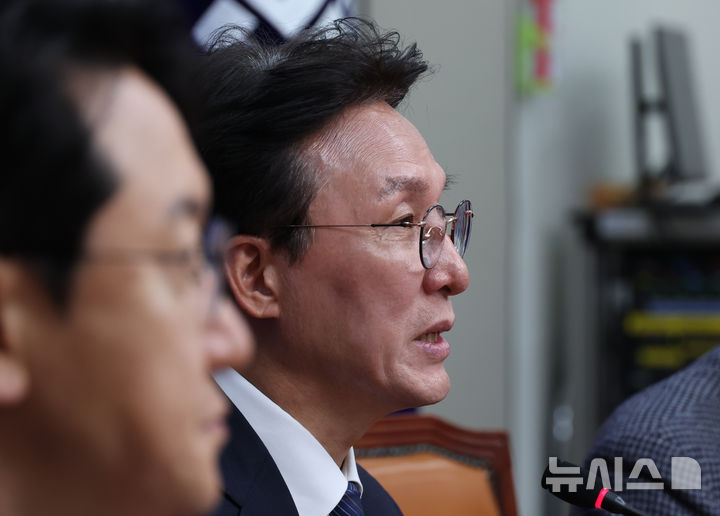 [서울=뉴시스] 고승민 기자 = 김민석 더불어민주당 상임 공동선대위원장이 지난 4일 서울 여의도 국회에서 '총체적 내란 극복과 민주당의 필승전략'을 주제로 기자간담회를 하고 있다. 2025.05.04. kkssmm99@newsis.com